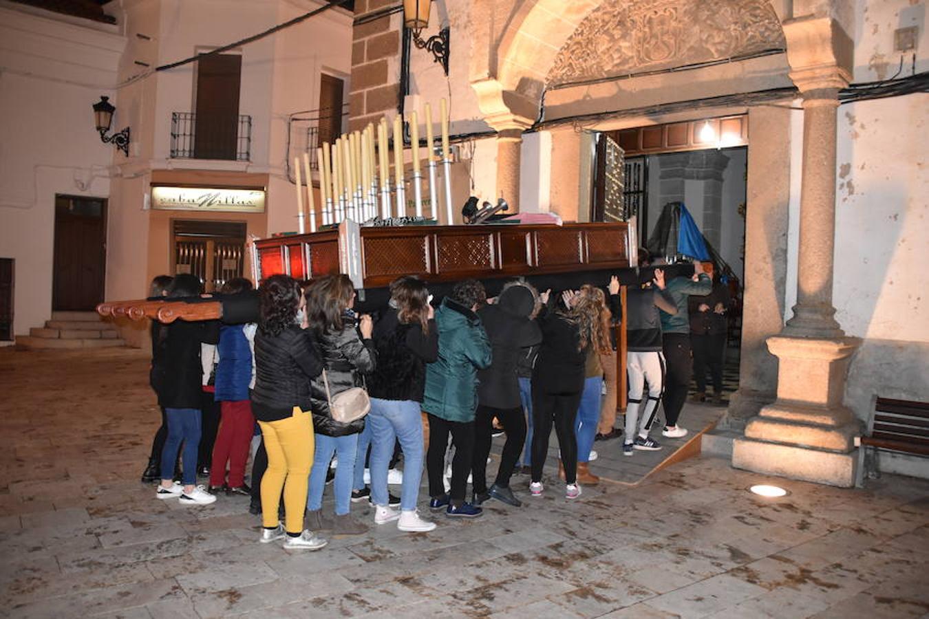 Este próximo Domingo de Ramos arrancan los desfiles procesionales de la Pasión campanariense. Durante estos días, se han podido ver a las distintas cuadrillas de costaleros de todos los pasos, ensayando para sus noches más esperadas