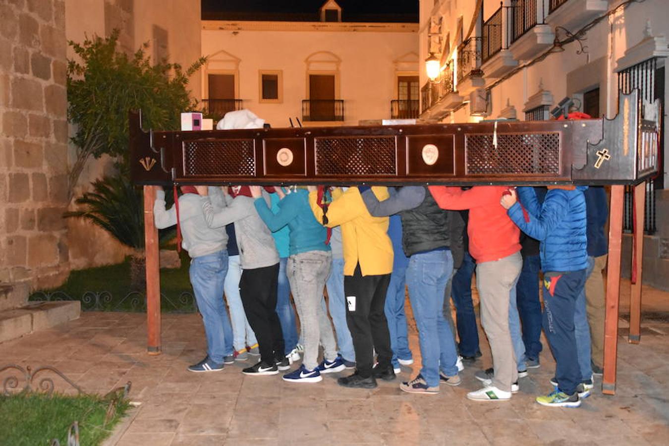 Este próximo Domingo de Ramos arrancan los desfiles procesionales de la Pasión campanariense. Durante estos días, se han podido ver a las distintas cuadrillas de costaleros de todos los pasos, ensayando para sus noches más esperadas