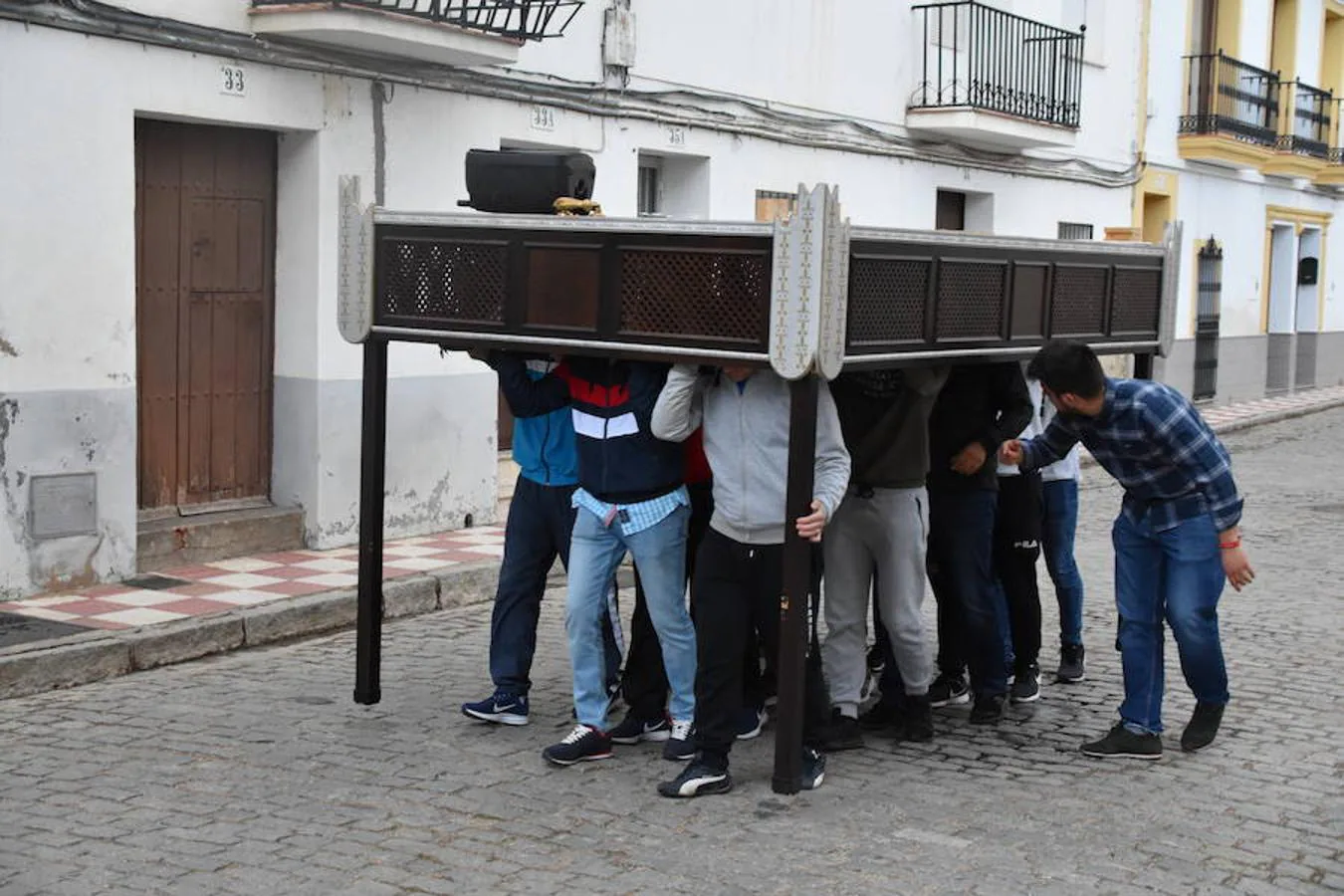 Este próximo Domingo de Ramos arrancan los desfiles procesionales de la Pasión campanariense. Durante estos días, se han podido ver a las distintas cuadrillas de costaleros de todos los pasos, ensayando para sus noches más esperadas