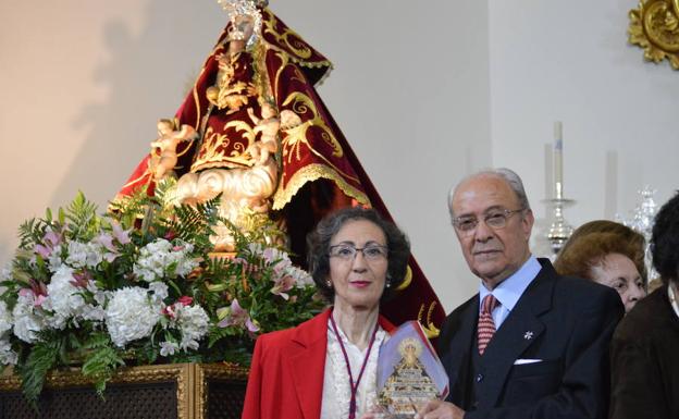 El autor del pregón, Antonio Miranda, con el detalle que le entregó la Mayordoma de la Hermandad de la Virgen de Piedraescrita, Ana María Calderón.