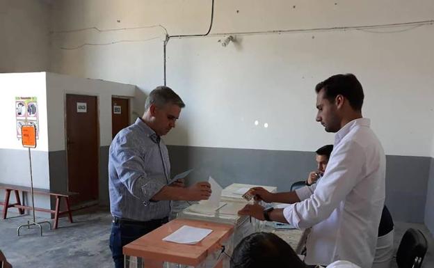 Elías López, ejerciendo ayer su derecho al voto. 