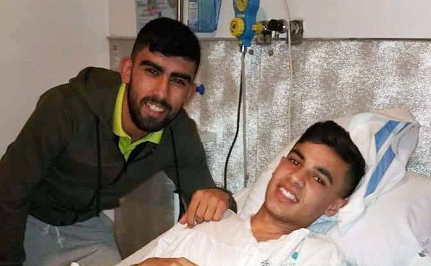 Andoni, en el hospital, donde recibió la visita de su compañero Loren. 