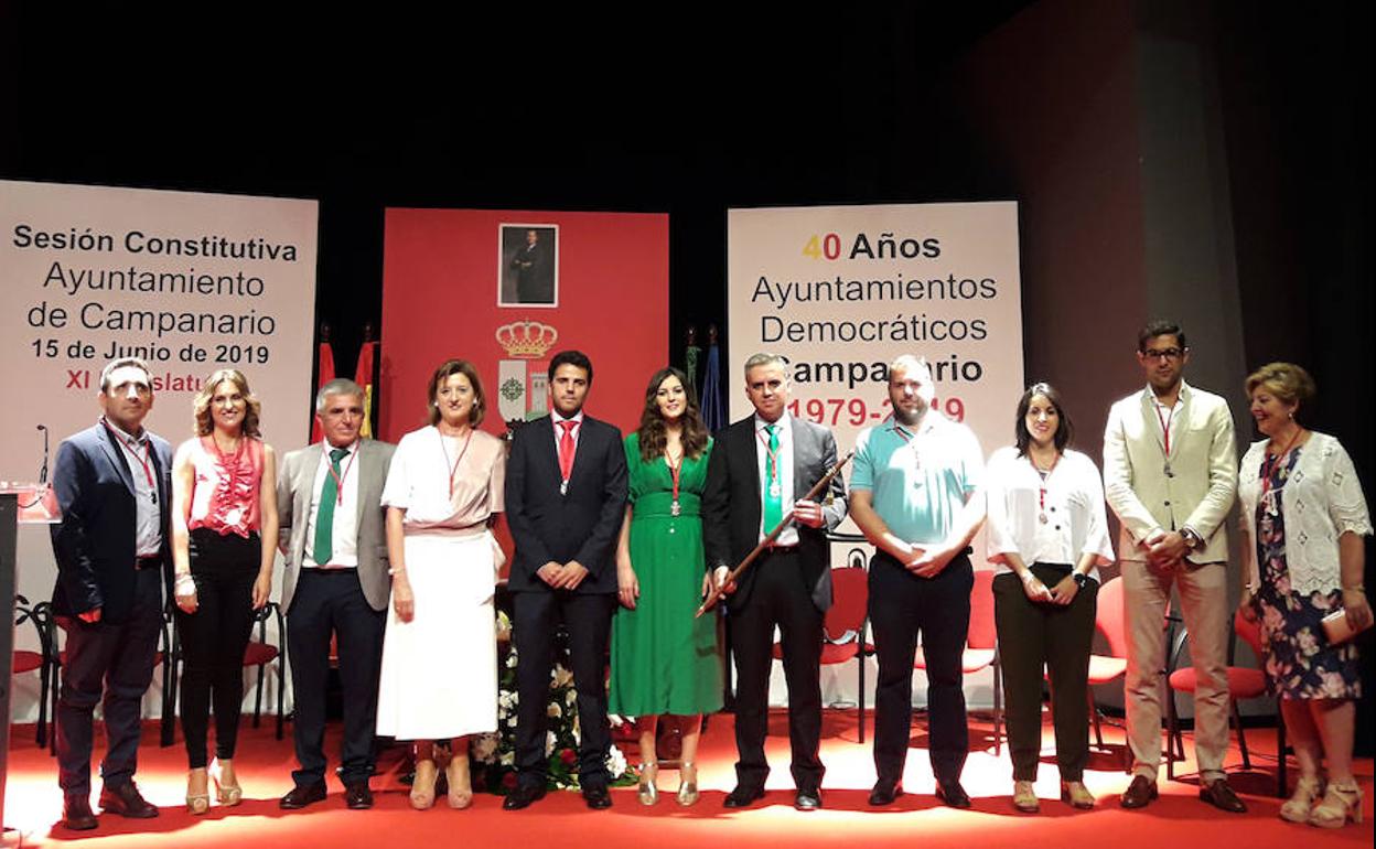 Miembros de la nueva corporación municipal de Campanario, constituida hoy. 