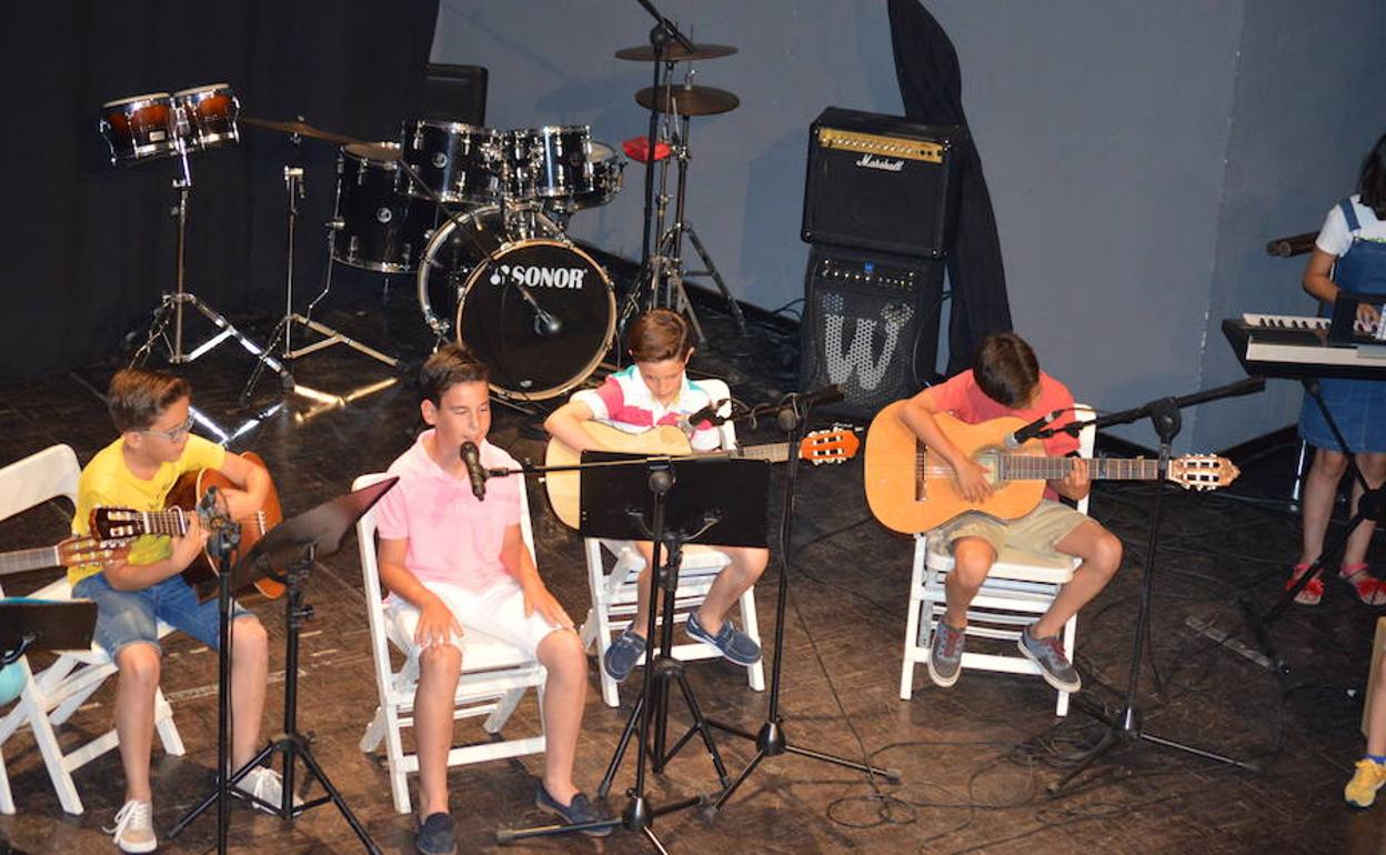 Alumnos de la escuela de música en la clausura del año pasado. F. H.