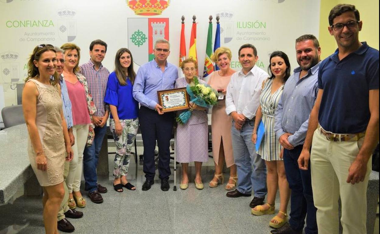 Integrantes de la corporación municipal con Sor Victoria, tras recibir el título de Hija Adoptiva. 