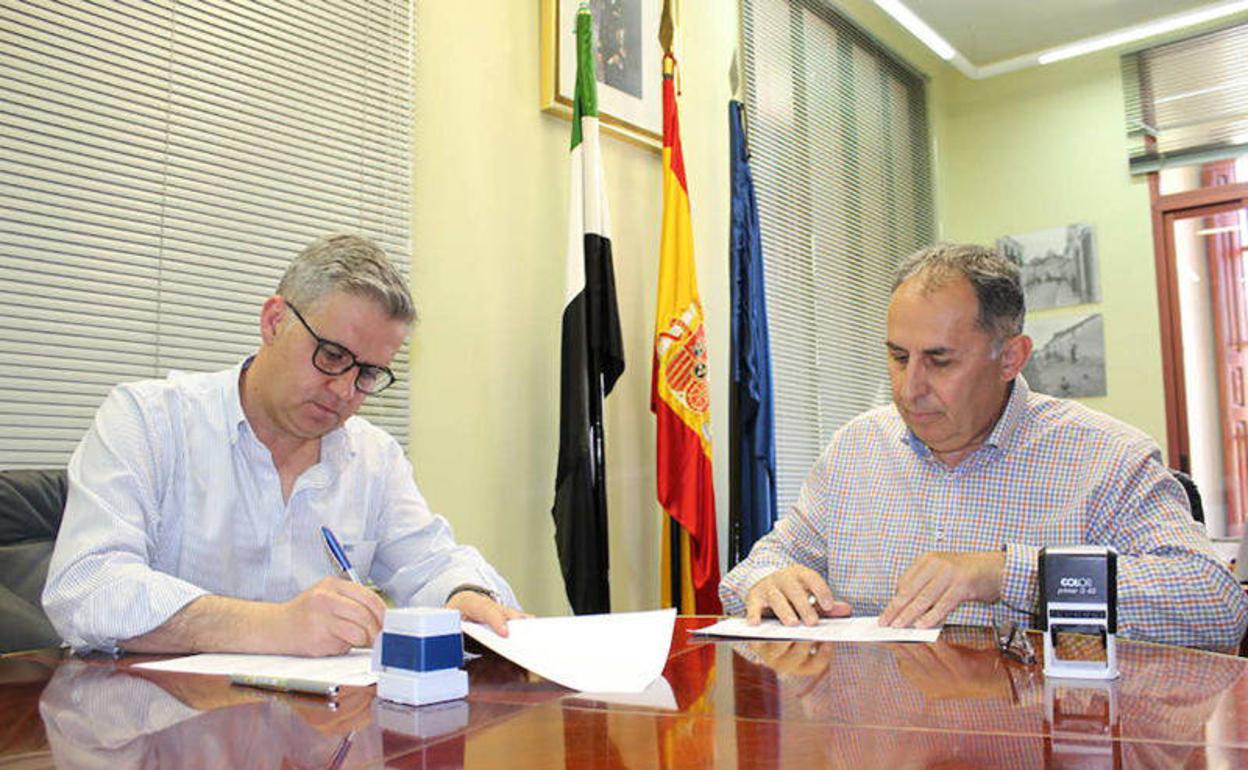 El Alcalde de Campanario firmando el último convenio con Inclusives Villanueva. 