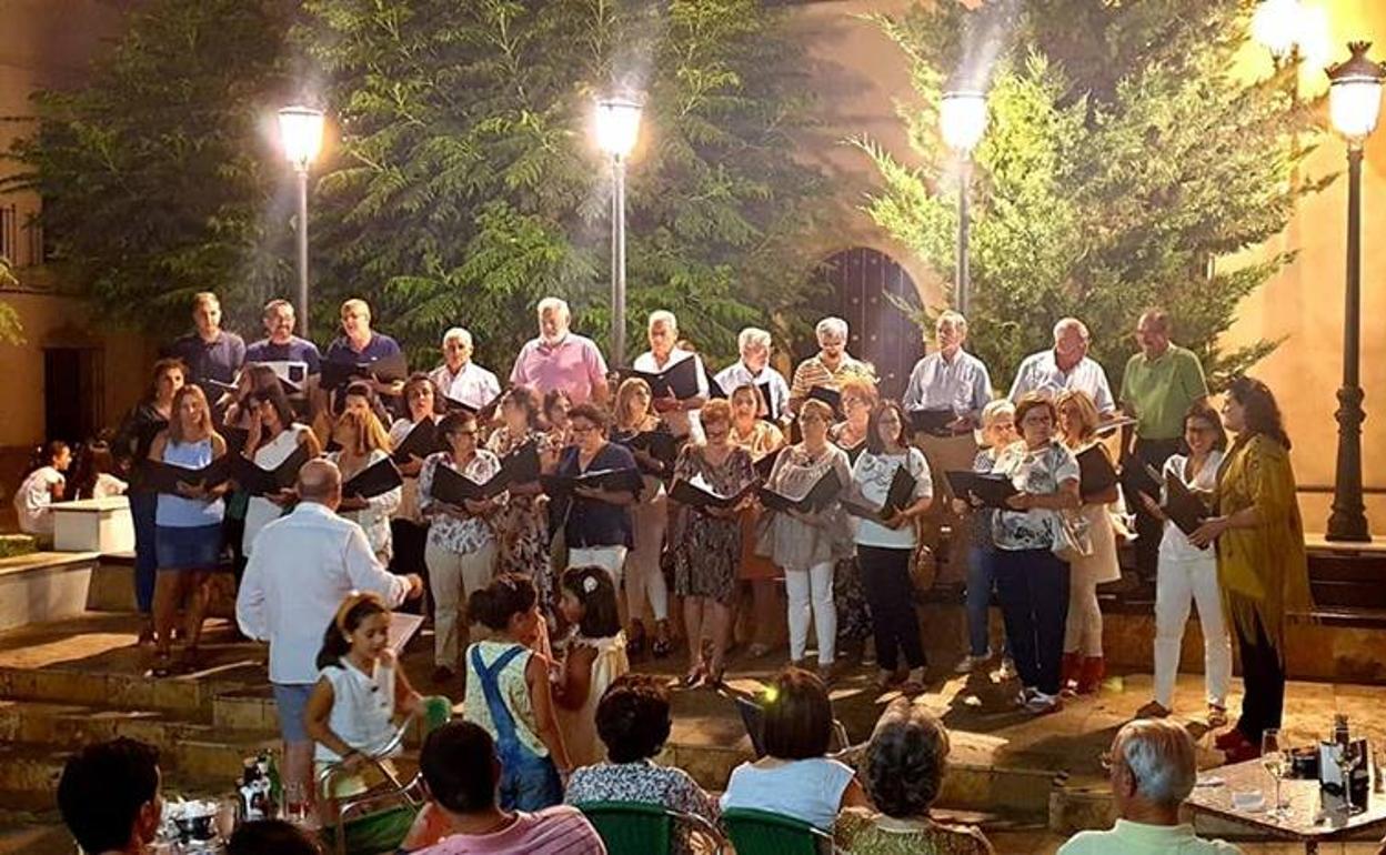 Voces Vivas actuando el viernes en la plaza del Carmen. 