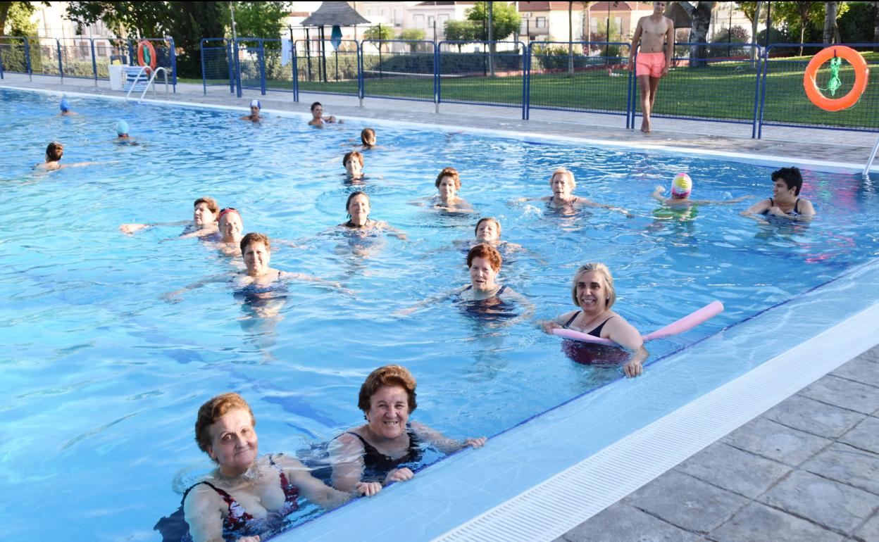 Un grupo de usuarios practica natación en la piscina municipal. 