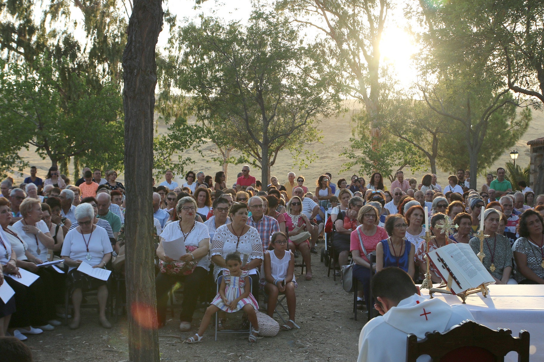 Cientos de vecinos asistieron a la Misa del Emigrante, celebrada en la ermita de la Virgen de Piedraescrita. Se trata de un homenaje que cada año se rinde a quienes un día tuvieron que marchar de Campanario, y que regresan a su tierra con motivo de las fiestas de agosto. La 'Barranquera' les dio su bendición en una jornada llena de emotividad.