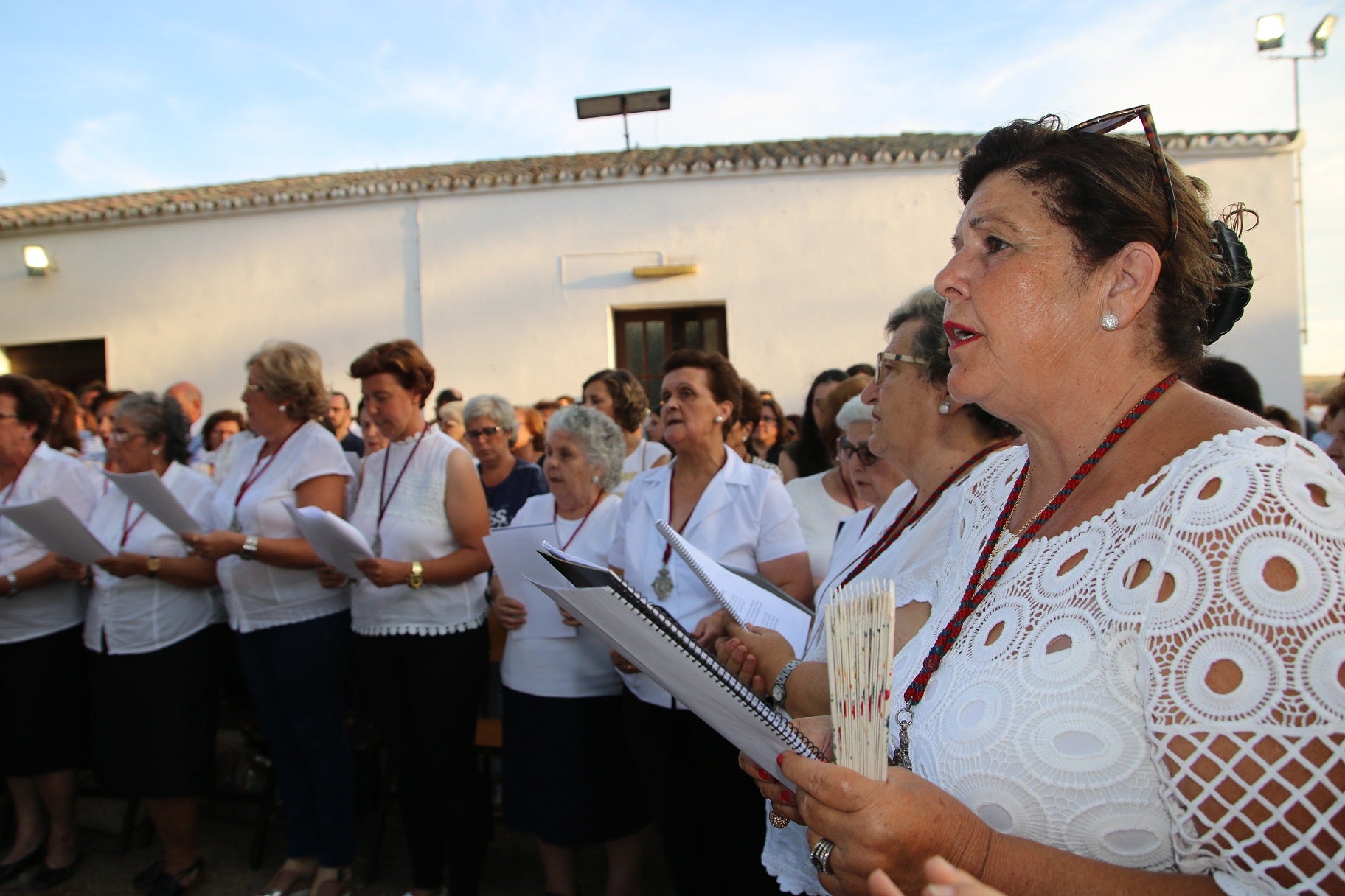 Cientos de vecinos asistieron a la Misa del Emigrante, celebrada en la ermita de la Virgen de Piedraescrita. Se trata de un homenaje que cada año se rinde a quienes un día tuvieron que marchar de Campanario, y que regresan a su tierra con motivo de las fiestas de agosto. La 'Barranquera' les dio su bendición en una jornada llena de emotividad.