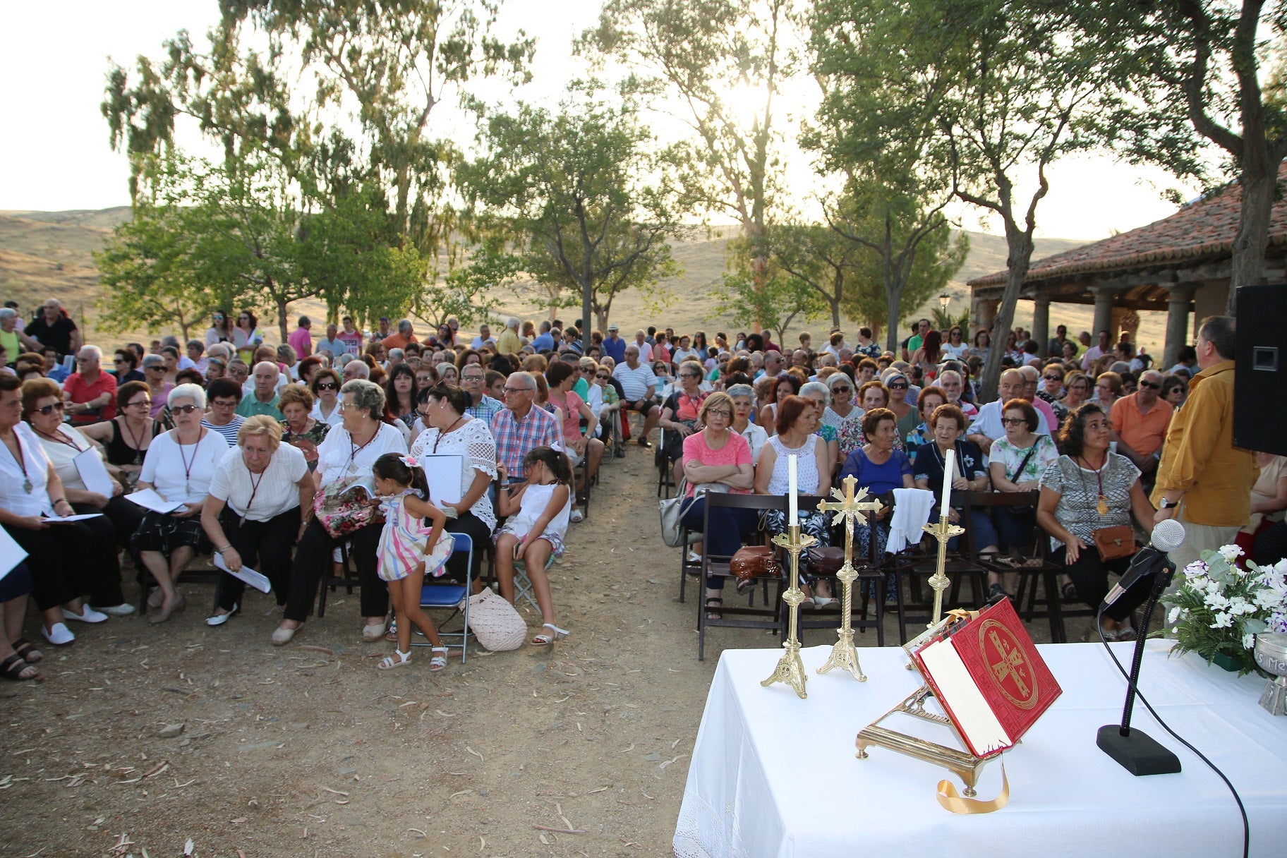Cientos de vecinos asistieron a la Misa del Emigrante, celebrada en la ermita de la Virgen de Piedraescrita. Se trata de un homenaje que cada año se rinde a quienes un día tuvieron que marchar de Campanario, y que regresan a su tierra con motivo de las fiestas de agosto. La 'Barranquera' les dio su bendición en una jornada llena de emotividad.
