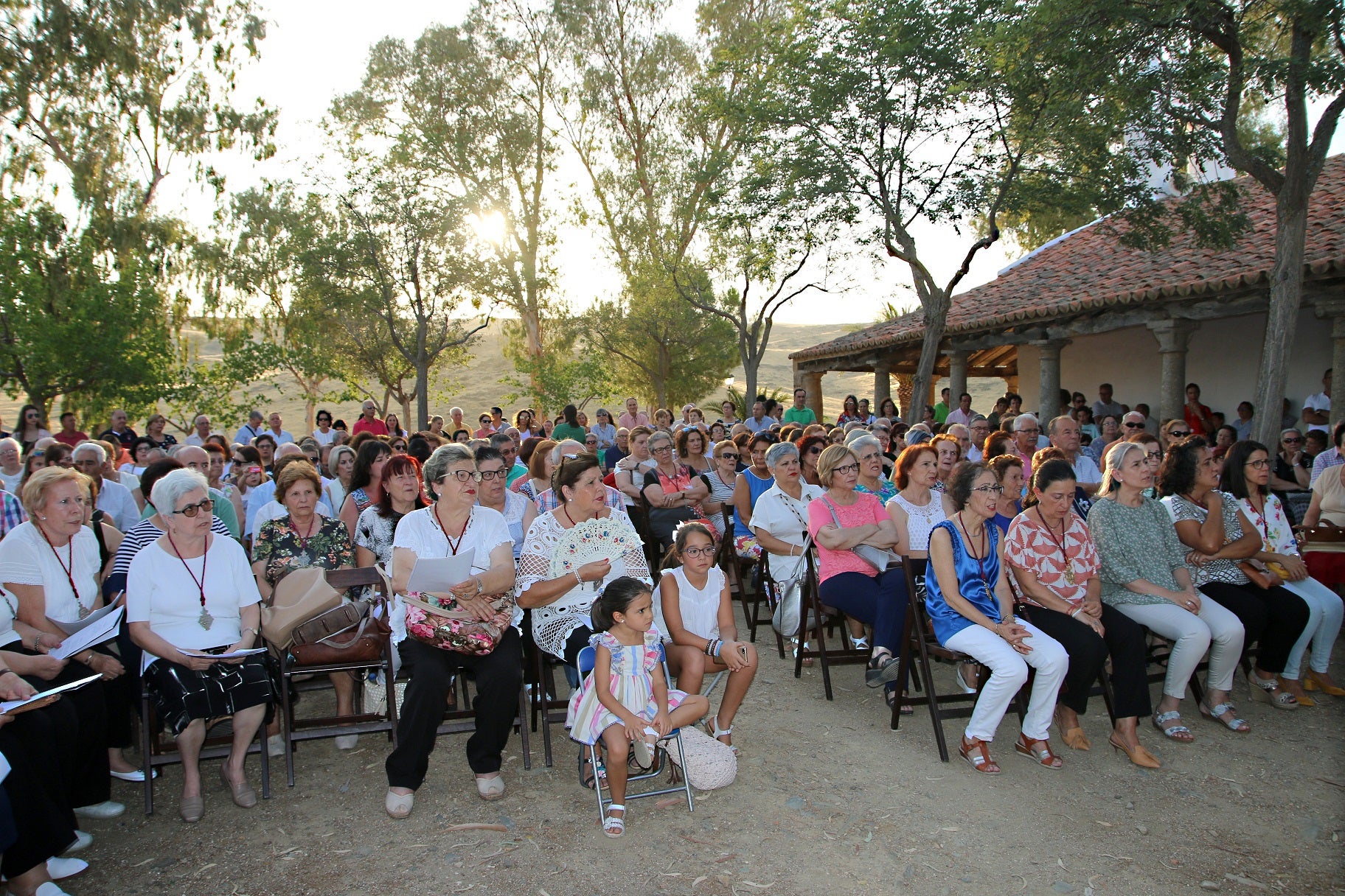 Cientos de vecinos asistieron a la Misa del Emigrante, celebrada en la ermita de la Virgen de Piedraescrita. Se trata de un homenaje que cada año se rinde a quienes un día tuvieron que marchar de Campanario, y que regresan a su tierra con motivo de las fiestas de agosto. La 'Barranquera' les dio su bendición en una jornada llena de emotividad.