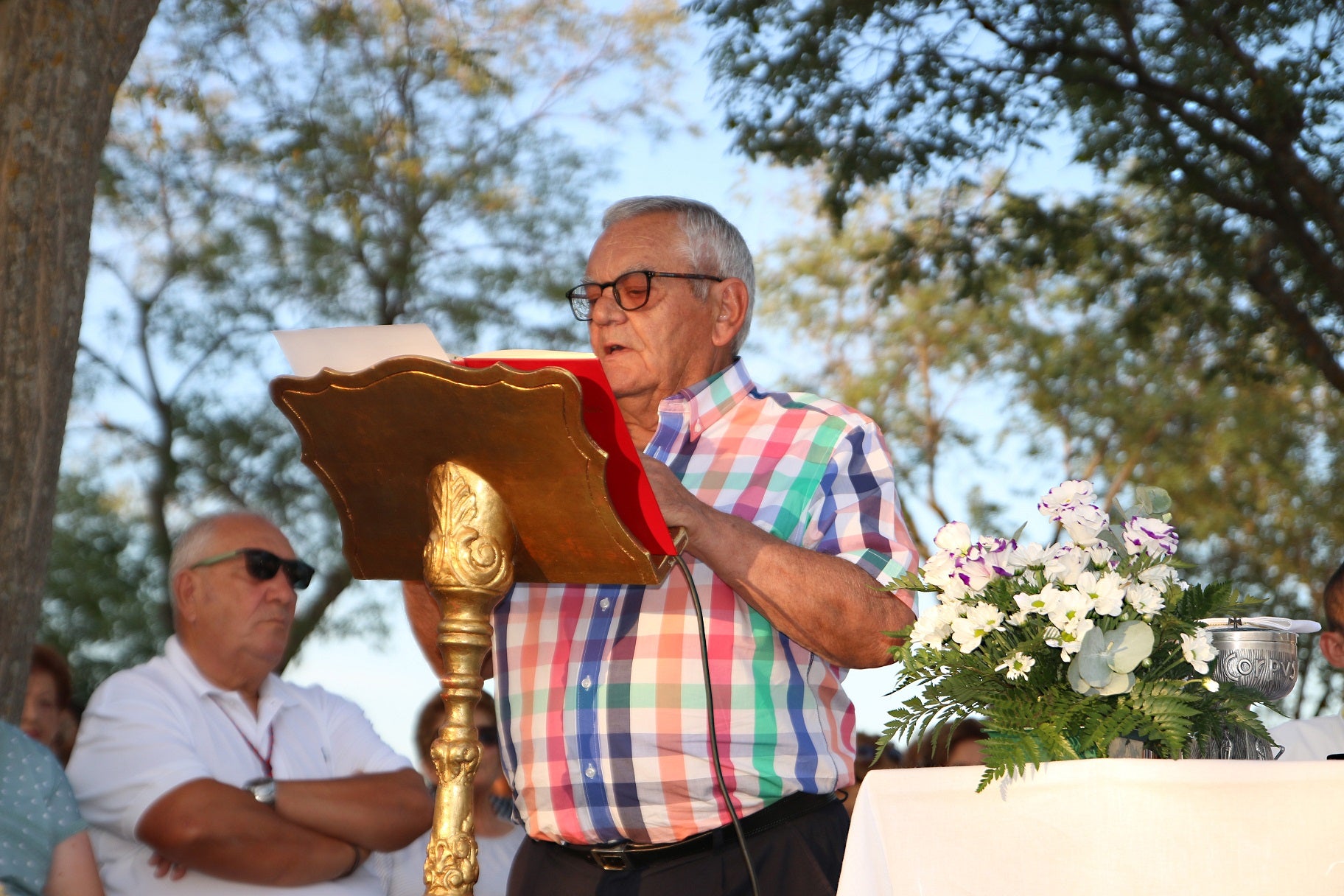 Cientos de vecinos asistieron a la Misa del Emigrante, celebrada en la ermita de la Virgen de Piedraescrita. Se trata de un homenaje que cada año se rinde a quienes un día tuvieron que marchar de Campanario, y que regresan a su tierra con motivo de las fiestas de agosto. La 'Barranquera' les dio su bendición en una jornada llena de emotividad.