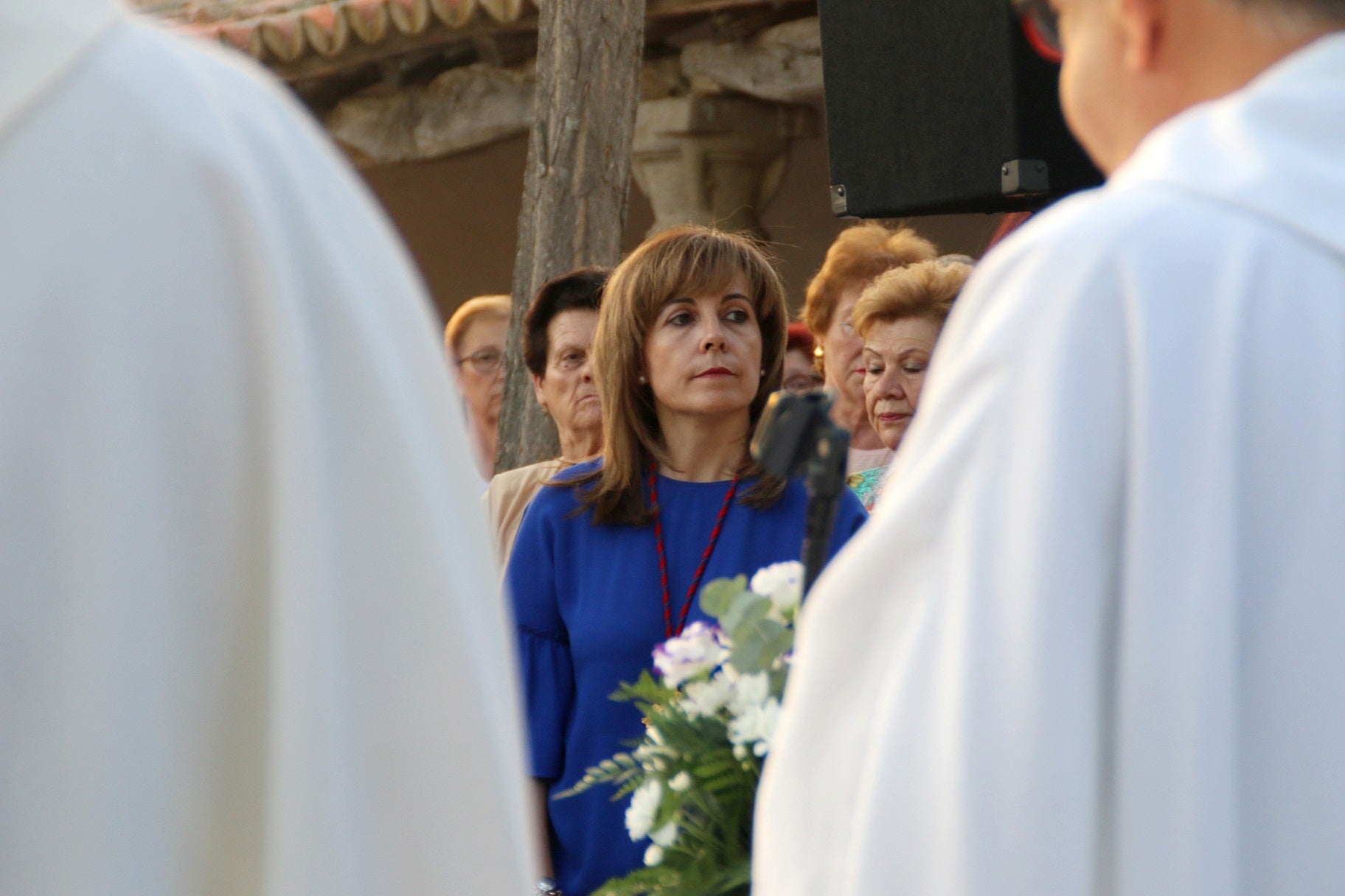 Cientos de vecinos asistieron a la Misa del Emigrante, celebrada en la ermita de la Virgen de Piedraescrita. Se trata de un homenaje que cada año se rinde a quienes un día tuvieron que marchar de Campanario, y que regresan a su tierra con motivo de las fiestas de agosto. La 'Barranquera' les dio su bendición en una jornada llena de emotividad.
