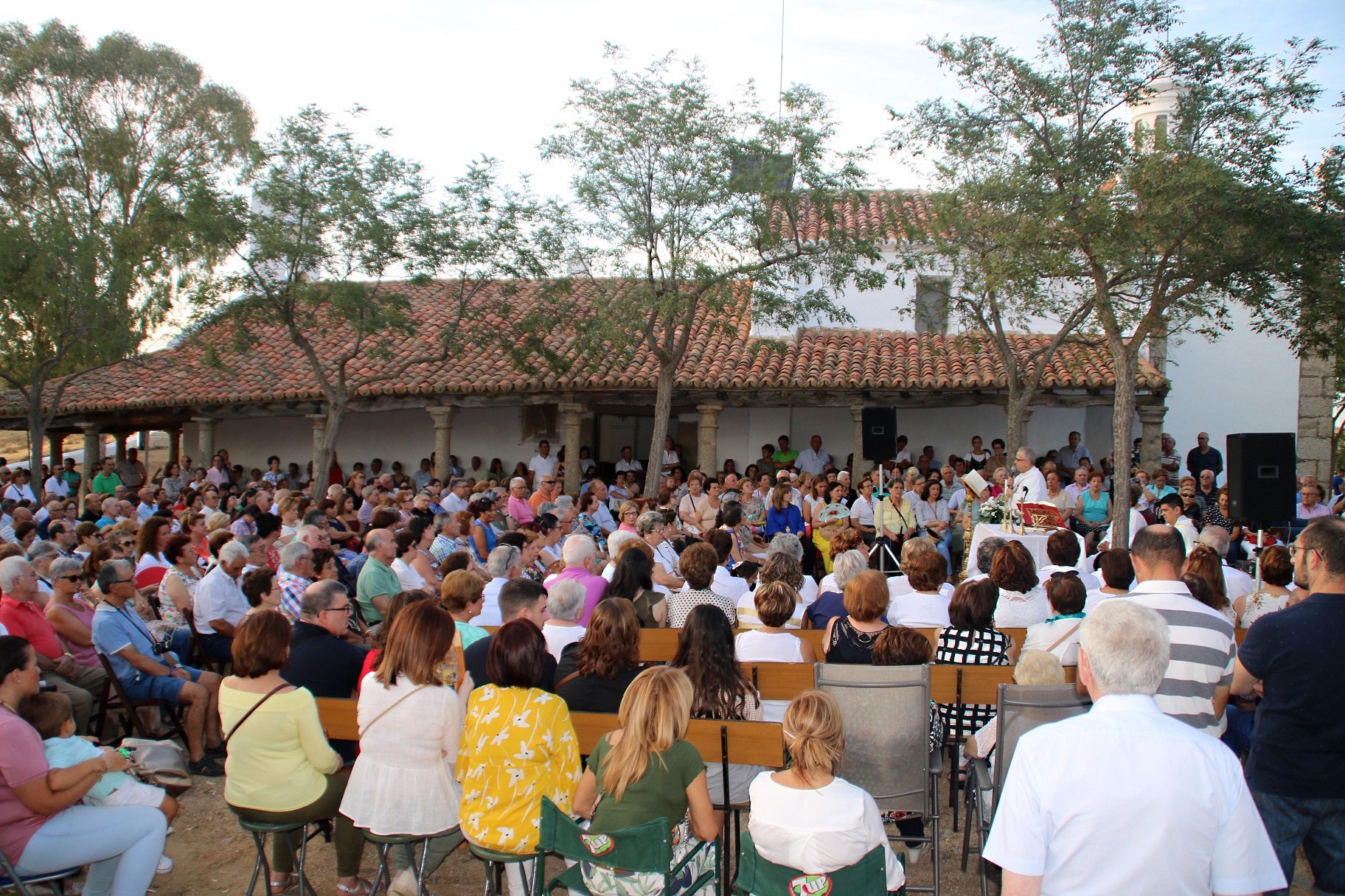 Cientos de vecinos asistieron a la Misa del Emigrante, celebrada en la ermita de la Virgen de Piedraescrita. Se trata de un homenaje que cada año se rinde a quienes un día tuvieron que marchar de Campanario, y que regresan a su tierra con motivo de las fiestas de agosto. La 'Barranquera' les dio su bendición en una jornada llena de emotividad.