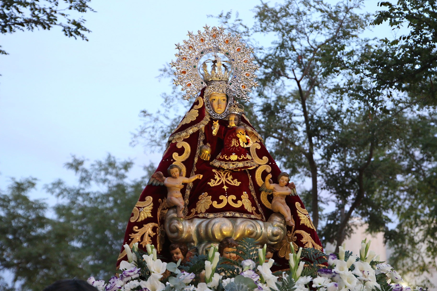 Cientos de vecinos asistieron a la Misa del Emigrante, celebrada en la ermita de la Virgen de Piedraescrita. Se trata de un homenaje que cada año se rinde a quienes un día tuvieron que marchar de Campanario, y que regresan a su tierra con motivo de las fiestas de agosto. La 'Barranquera' les dio su bendición en una jornada llena de emotividad.