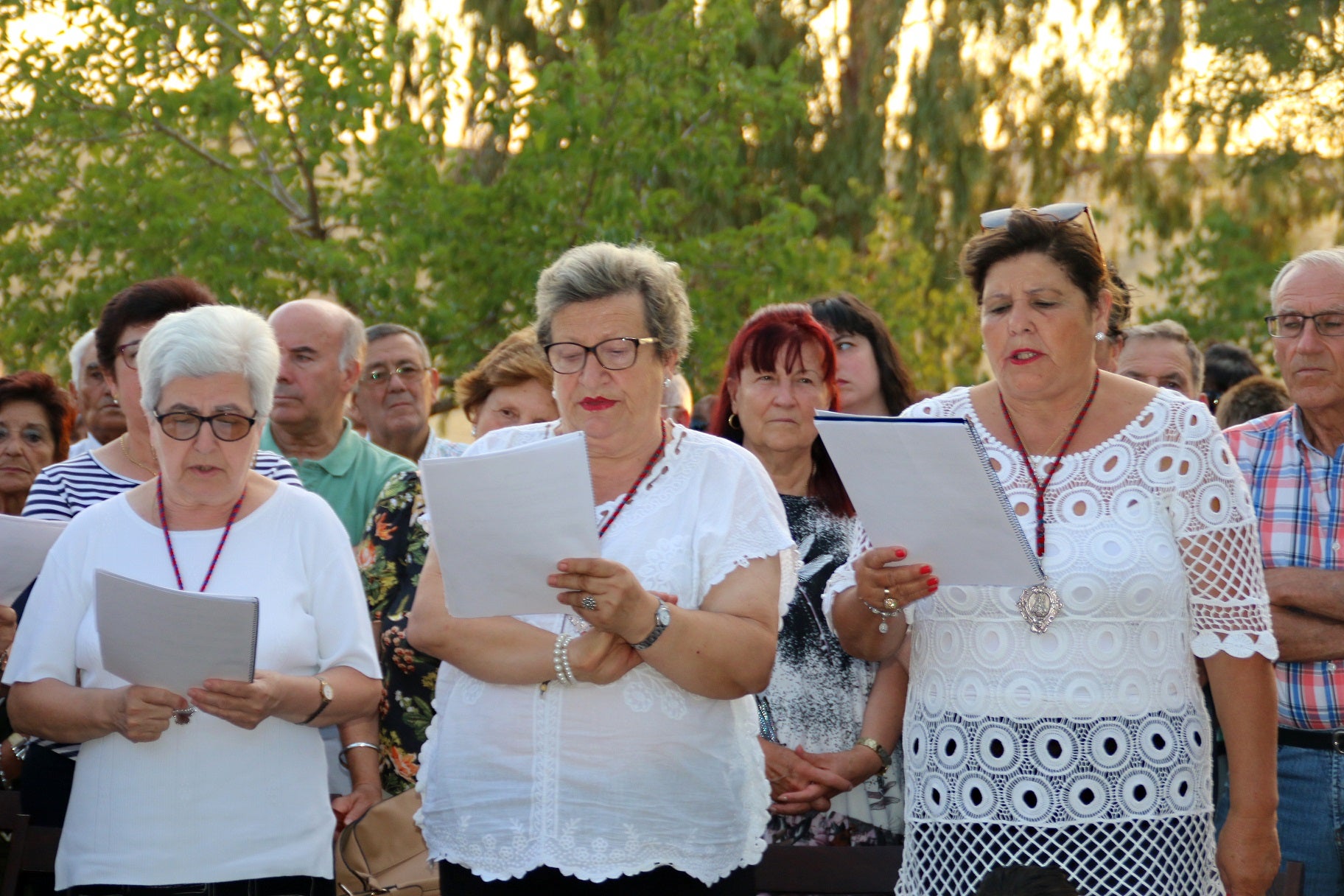 Cientos de vecinos asistieron a la Misa del Emigrante, celebrada en la ermita de la Virgen de Piedraescrita. Se trata de un homenaje que cada año se rinde a quienes un día tuvieron que marchar de Campanario, y que regresan a su tierra con motivo de las fiestas de agosto. La 'Barranquera' les dio su bendición en una jornada llena de emotividad.
