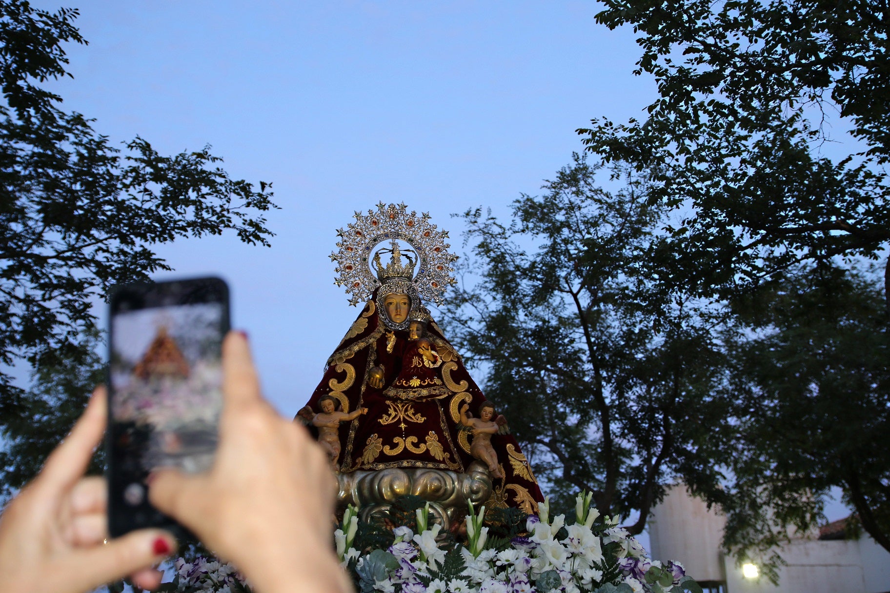 Cientos de vecinos asistieron a la Misa del Emigrante, celebrada en la ermita de la Virgen de Piedraescrita. Se trata de un homenaje que cada año se rinde a quienes un día tuvieron que marchar de Campanario, y que regresan a su tierra con motivo de las fiestas de agosto. La 'Barranquera' les dio su bendición en una jornada llena de emotividad.