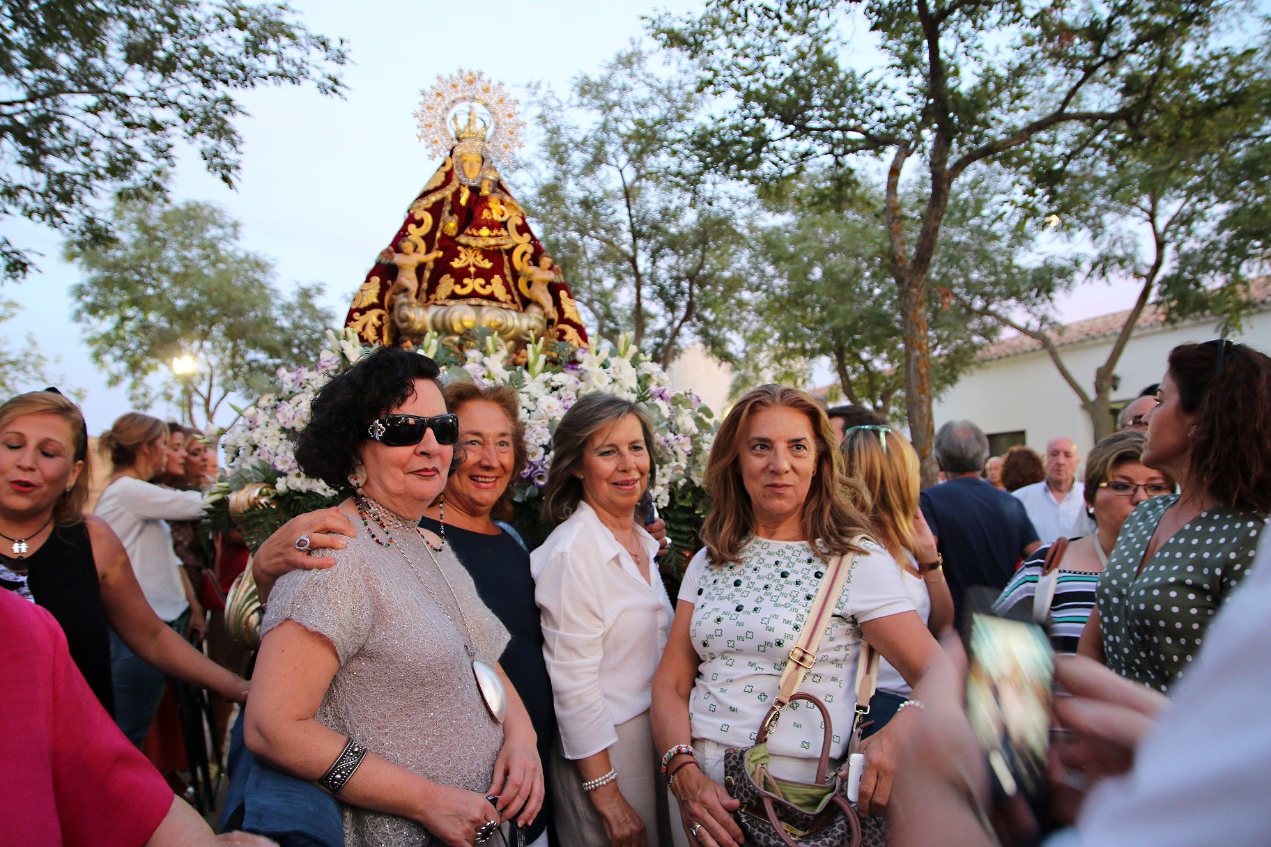 Cientos de vecinos asistieron a la Misa del Emigrante, celebrada en la ermita de la Virgen de Piedraescrita. Se trata de un homenaje que cada año se rinde a quienes un día tuvieron que marchar de Campanario, y que regresan a su tierra con motivo de las fiestas de agosto. La 'Barranquera' les dio su bendición en una jornada llena de emotividad.