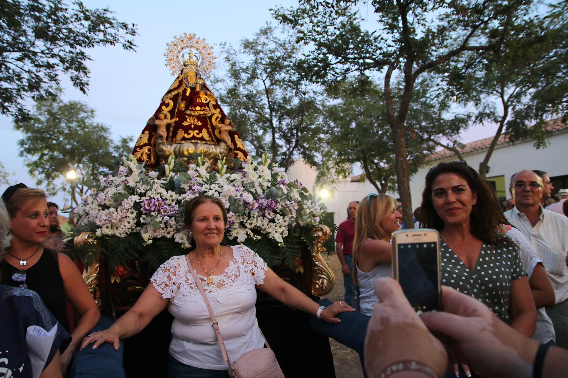 Cientos de vecinos asistieron a la Misa del Emigrante, celebrada en la ermita de la Virgen de Piedraescrita. Se trata de un homenaje que cada año se rinde a quienes un día tuvieron que marchar de Campanario, y que regresan a su tierra con motivo de las fiestas de agosto. La 'Barranquera' les dio su bendición en una jornada llena de emotividad.