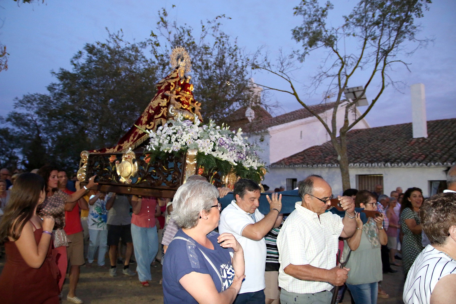 Cientos de vecinos asistieron a la Misa del Emigrante, celebrada en la ermita de la Virgen de Piedraescrita. Se trata de un homenaje que cada año se rinde a quienes un día tuvieron que marchar de Campanario, y que regresan a su tierra con motivo de las fiestas de agosto. La 'Barranquera' les dio su bendición en una jornada llena de emotividad.