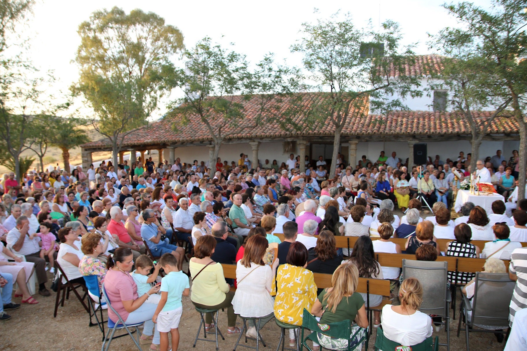 Cientos de vecinos asistieron a la Misa del Emigrante, celebrada en la ermita de la Virgen de Piedraescrita. Se trata de un homenaje que cada año se rinde a quienes un día tuvieron que marchar de Campanario, y que regresan a su tierra con motivo de las fiestas de agosto. La 'Barranquera' les dio su bendición en una jornada llena de emotividad.