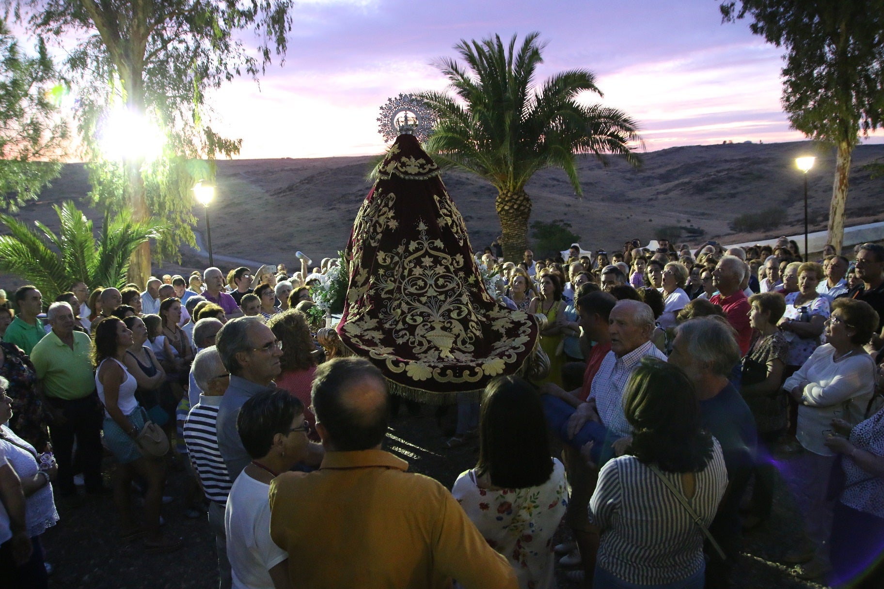 Cientos de vecinos asistieron a la Misa del Emigrante, celebrada en la ermita de la Virgen de Piedraescrita. Se trata de un homenaje que cada año se rinde a quienes un día tuvieron que marchar de Campanario, y que regresan a su tierra con motivo de las fiestas de agosto. La 'Barranquera' les dio su bendición en una jornada llena de emotividad.