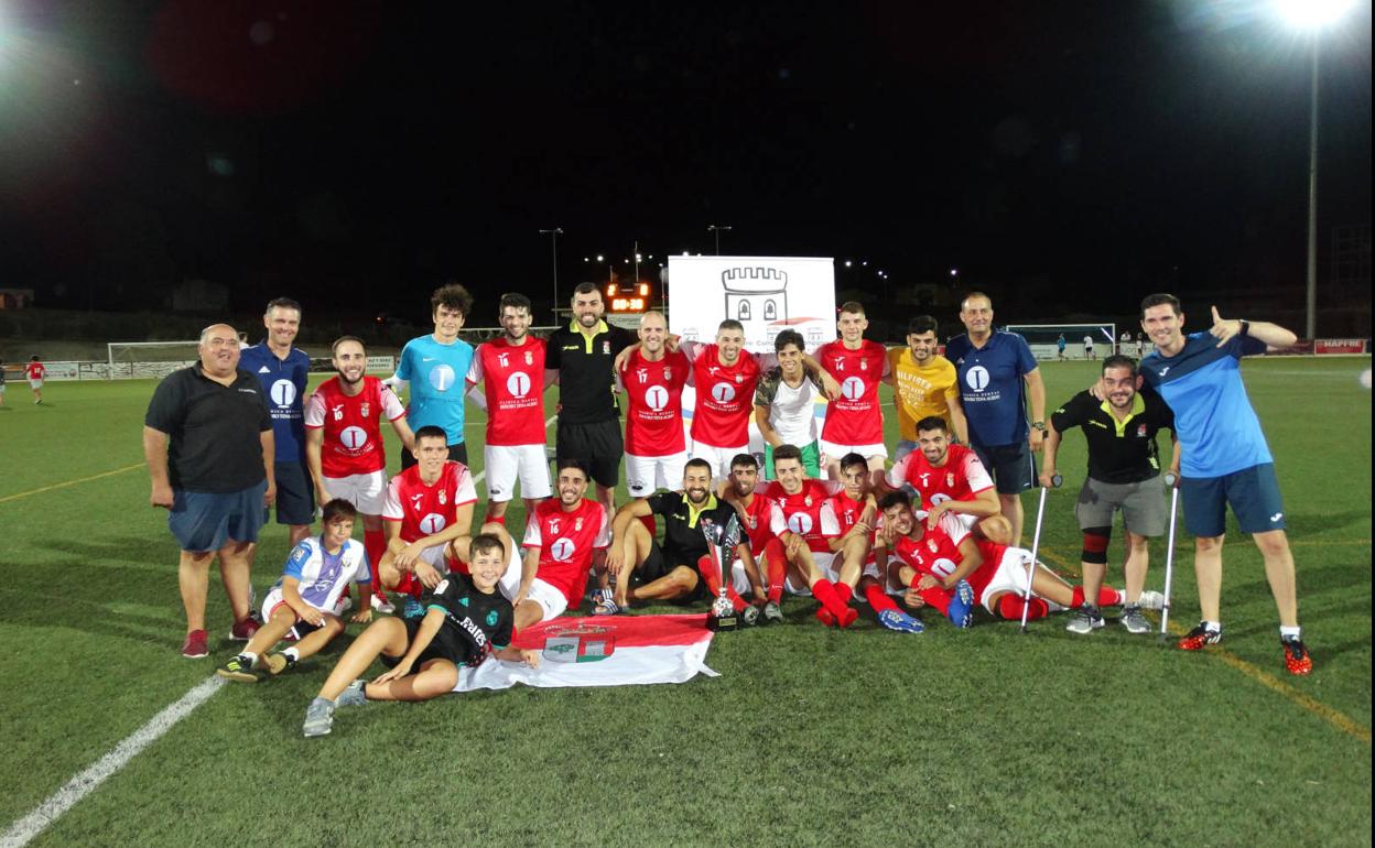 El C.F. Campanario celebra el triplete. 