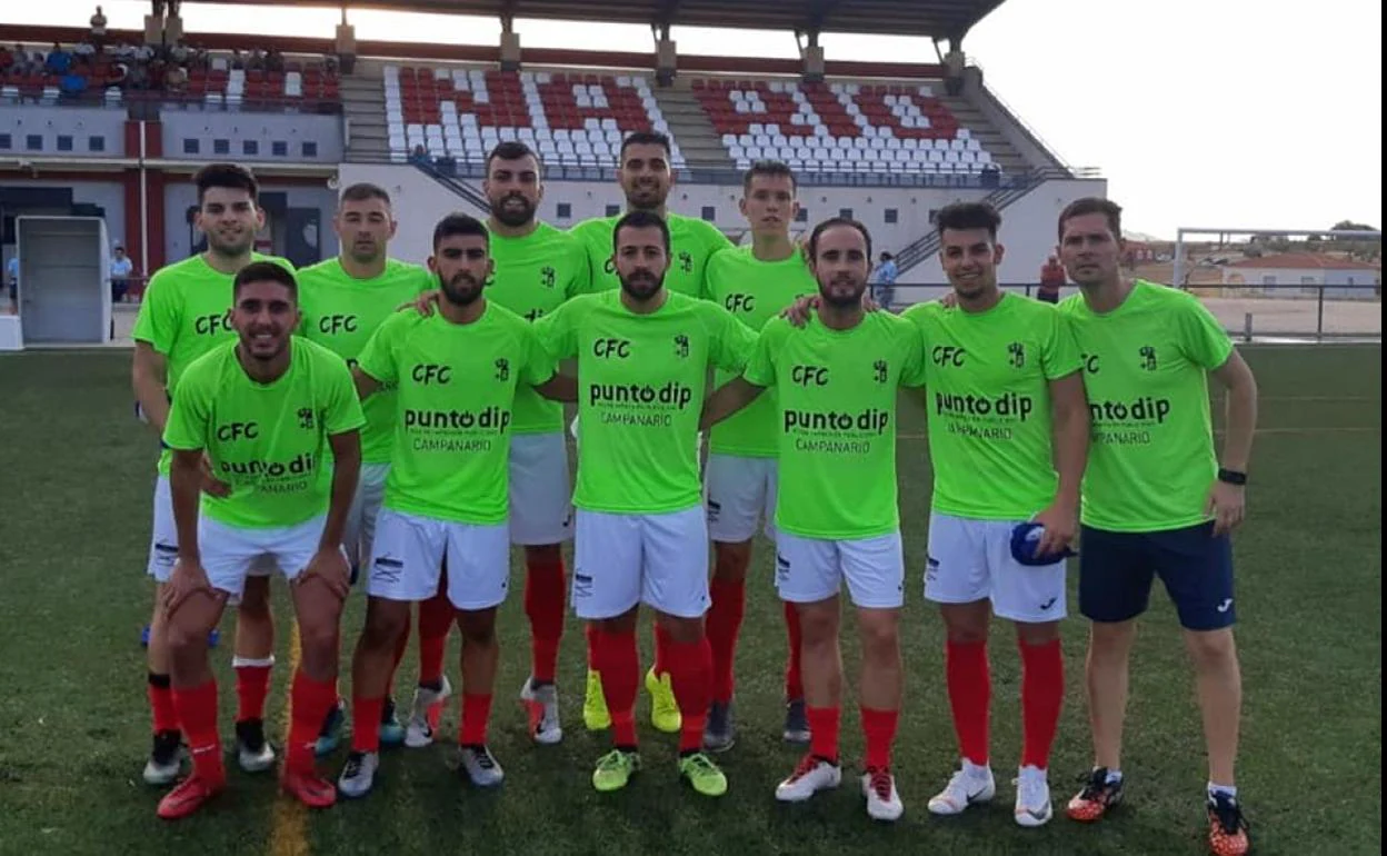 Jugadores del CF Campanario con las nuevas camisetas de entrenamiento. 