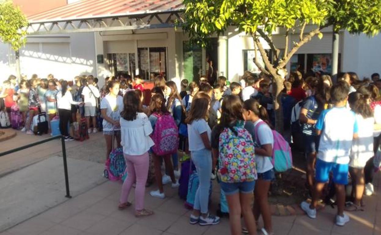 Alumnos a la puerta del colegio de Campanario. 