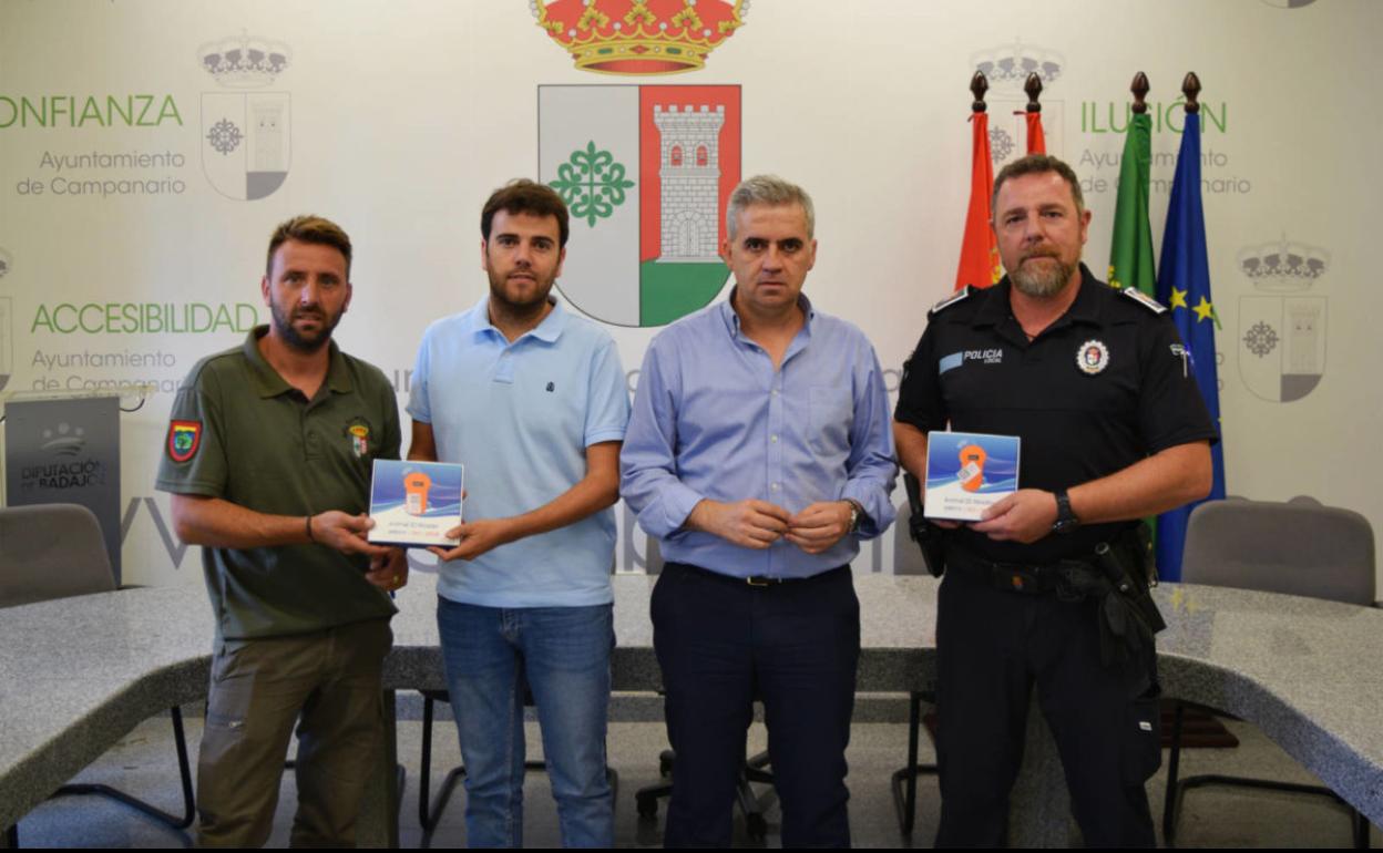 El alcalde, Elías López y el concejal, Raúl Ayuso, hacen entrega de los lectores. 
