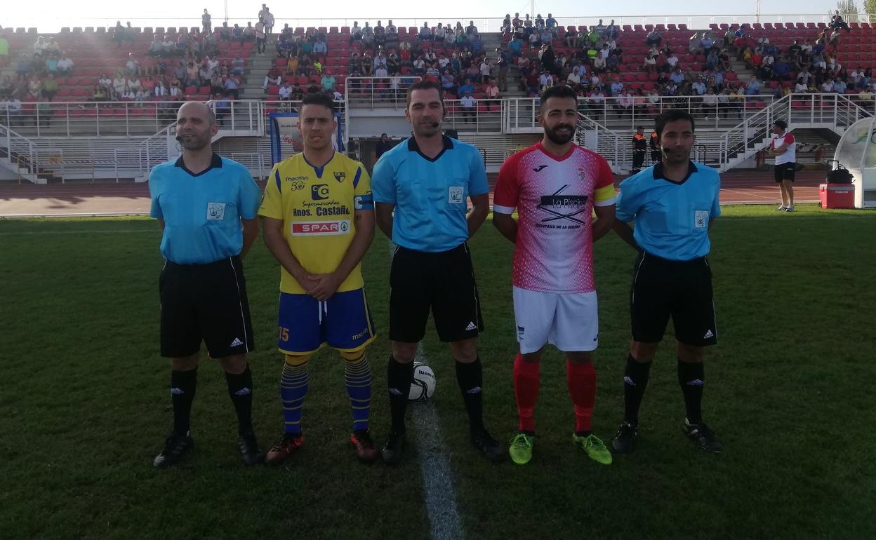 Los capitanes del Campanario y Villafranca con los árbitros. 