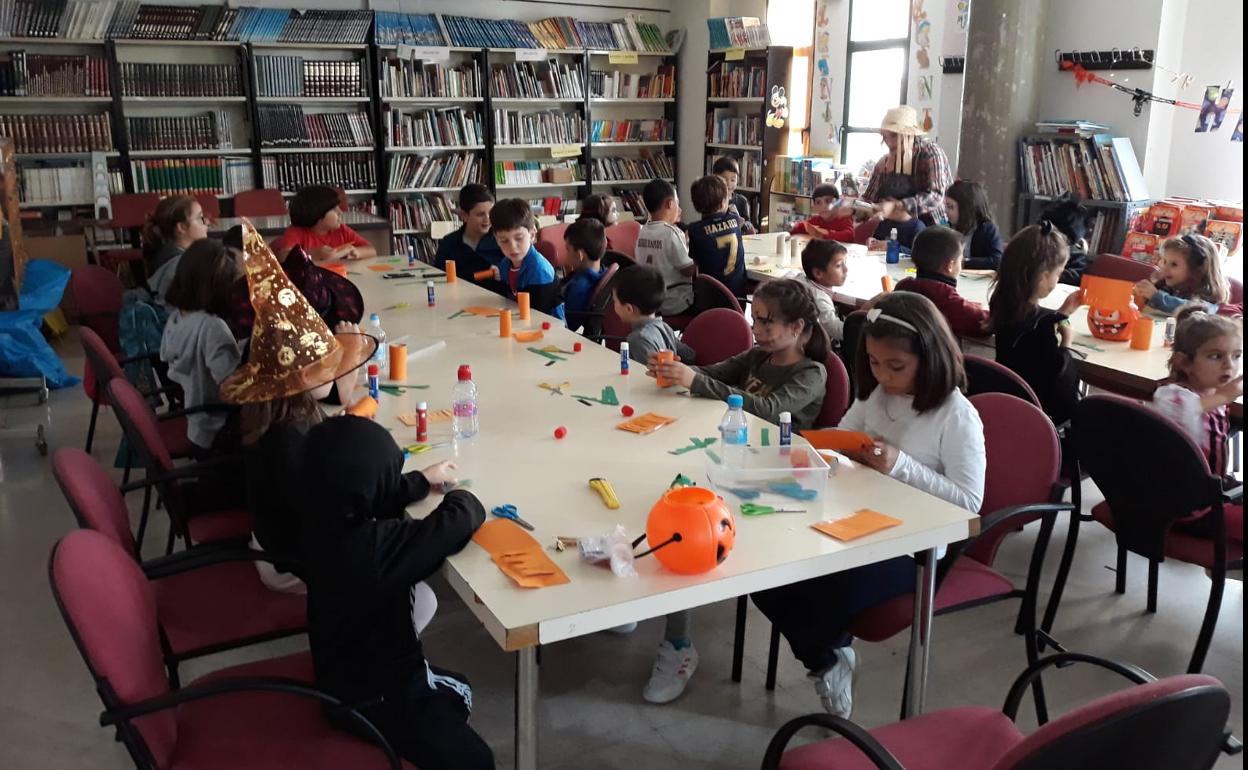 Taller de manualidades sobre Halloween. 