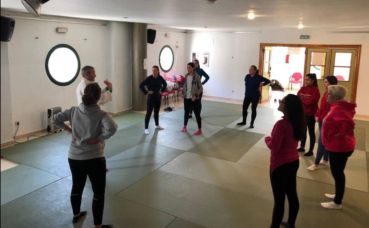 Un grupo de mujeres recibe un taller de autoprotección personal impartido por un judoca