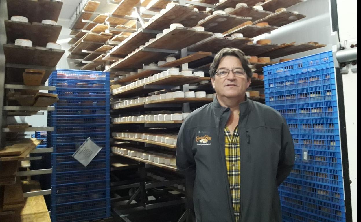 Marcelino Real, gerente de Arteserena, en la quesería de Campanario. 