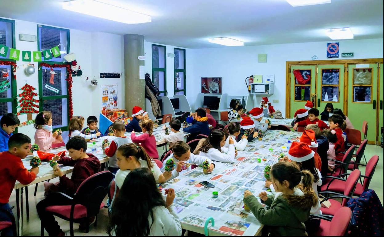 Los niños crean adornos navideños para decorar su hogar