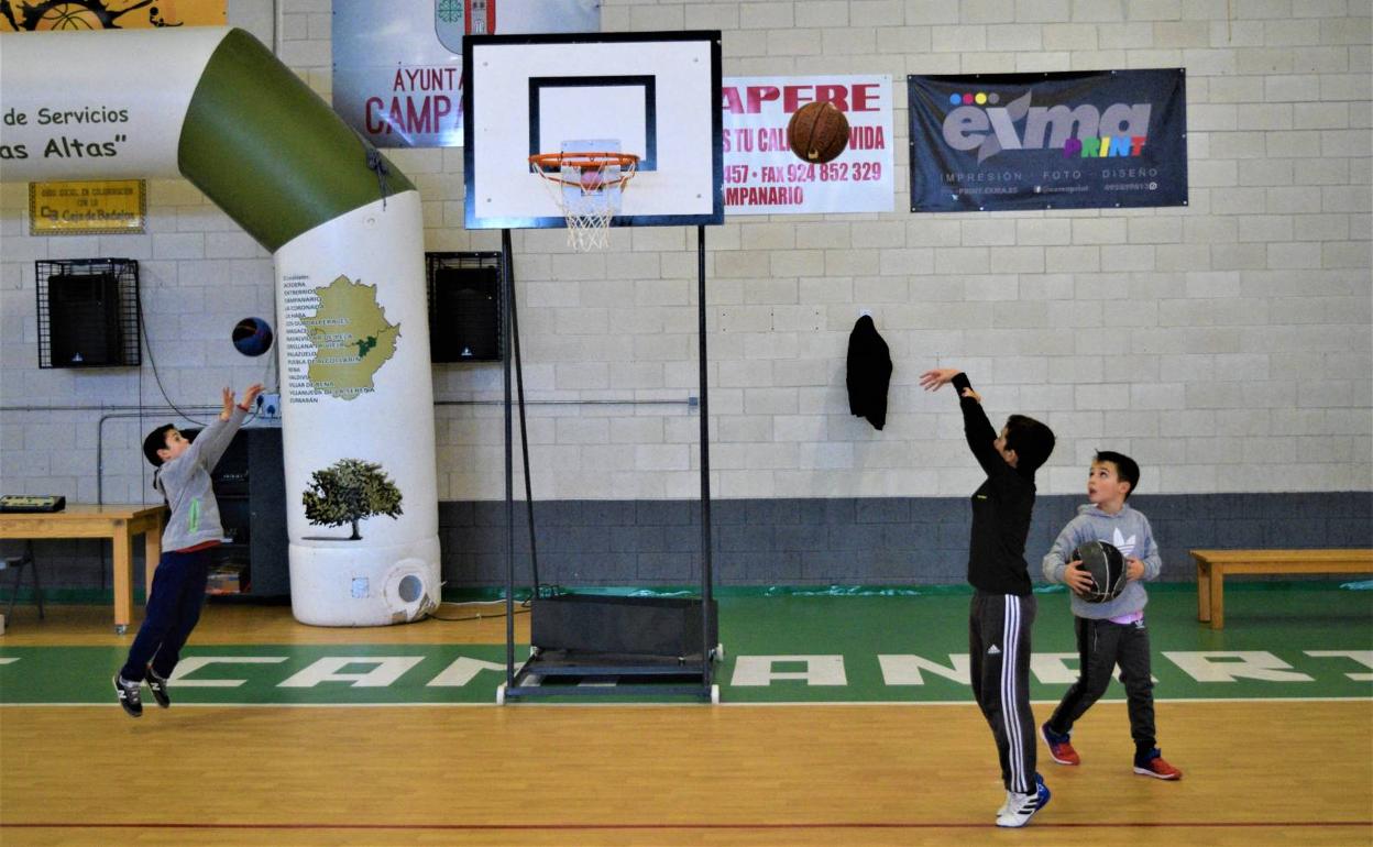 Cientos de niños practican deporte en una jornada lúdica
