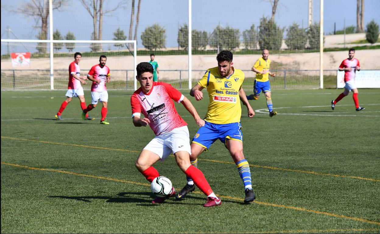 Una de las jugadas del partido entre CF Campanario-SP Villafranca. 