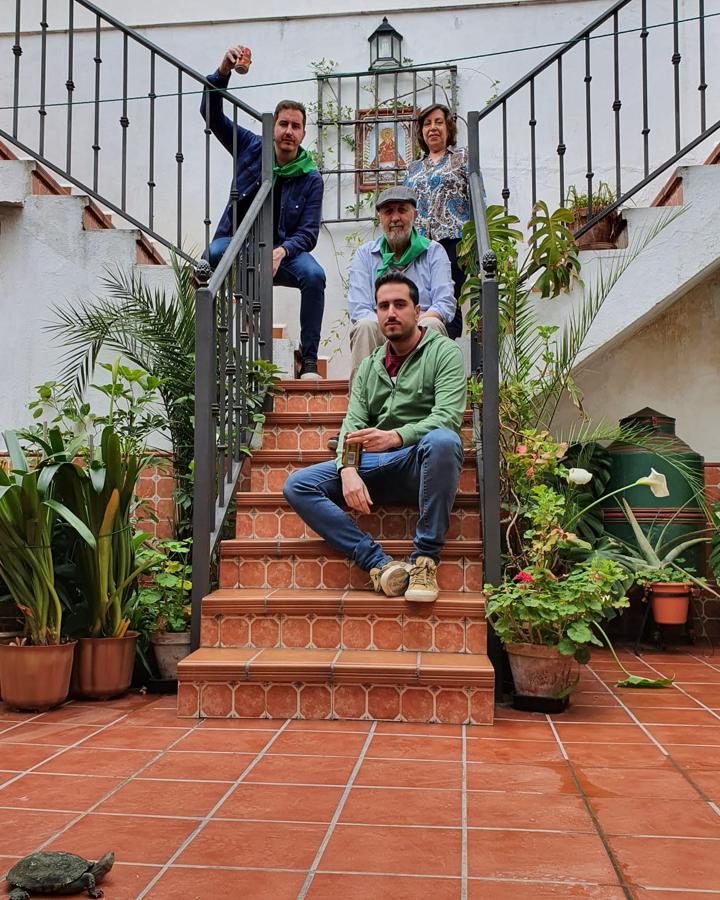 Guitarra en mano, los campanarienses cantaron a su patrona. 