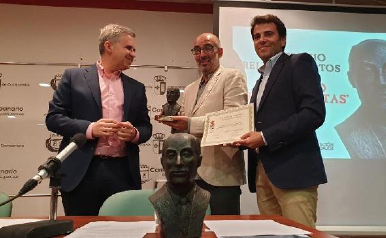 Entrega del premio al ganador de la edición pasada.
