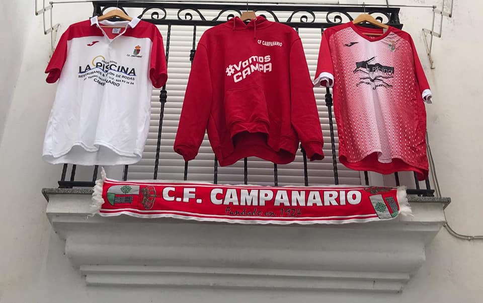 Camisetas y bufandas rojiblancas en un balcón en apoyo al equipo. 