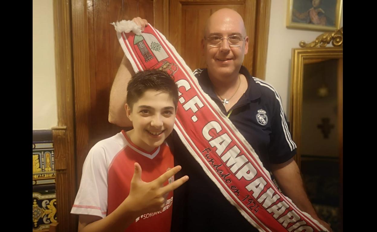 Andrés Ángel Blanco apoya al Campa junto a su hijo. 