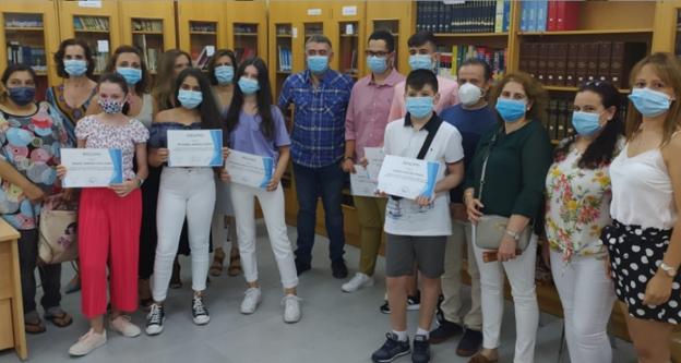 Alumnos premiados y reconocidos junto a miembros del AMPA y del IES Bartolomé José Gallardo. 