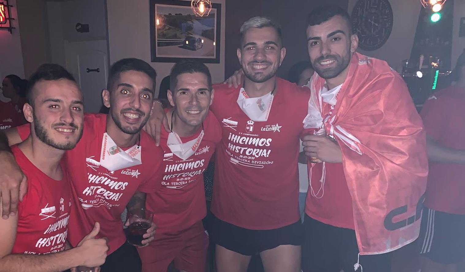 El ascenso a Tercera División del CF Campanario ha traido grandes alegrías no solo para el equipo, sino también para todo un pueblo, cuya afición ha estado volcada, en las buenas y en las malas. Un apoyo incondicional que ha dejado en esta última semana imágenes para el recuerdo. ¡Vamos Campa!