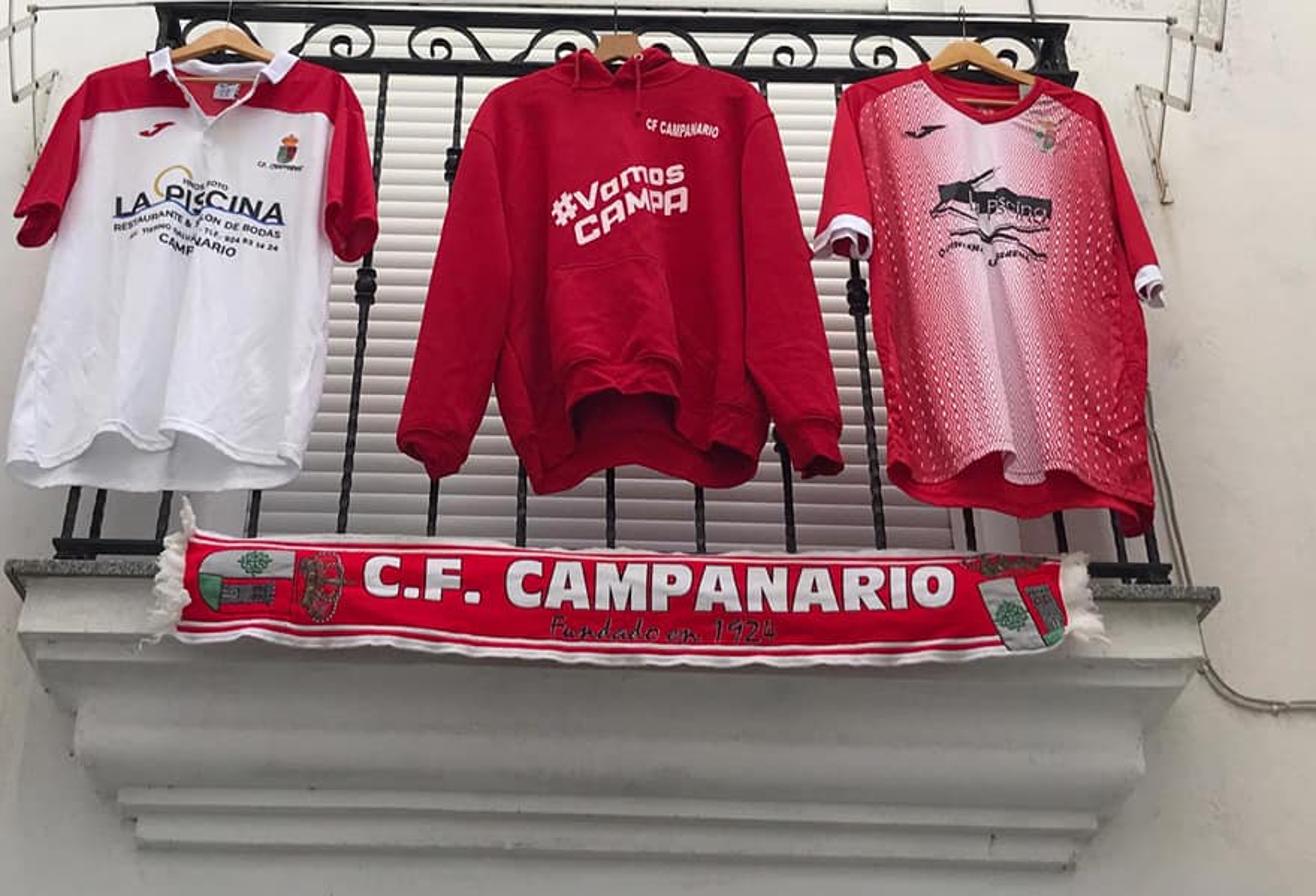 El ascenso a Tercera División del CF Campanario ha traido grandes alegrías no solo para el equipo, sino también para todo un pueblo, cuya afición ha estado volcada, en las buenas y en las malas. Un apoyo incondicional que ha dejado en esta última semana imágenes para el recuerdo. ¡Vamos Campa!