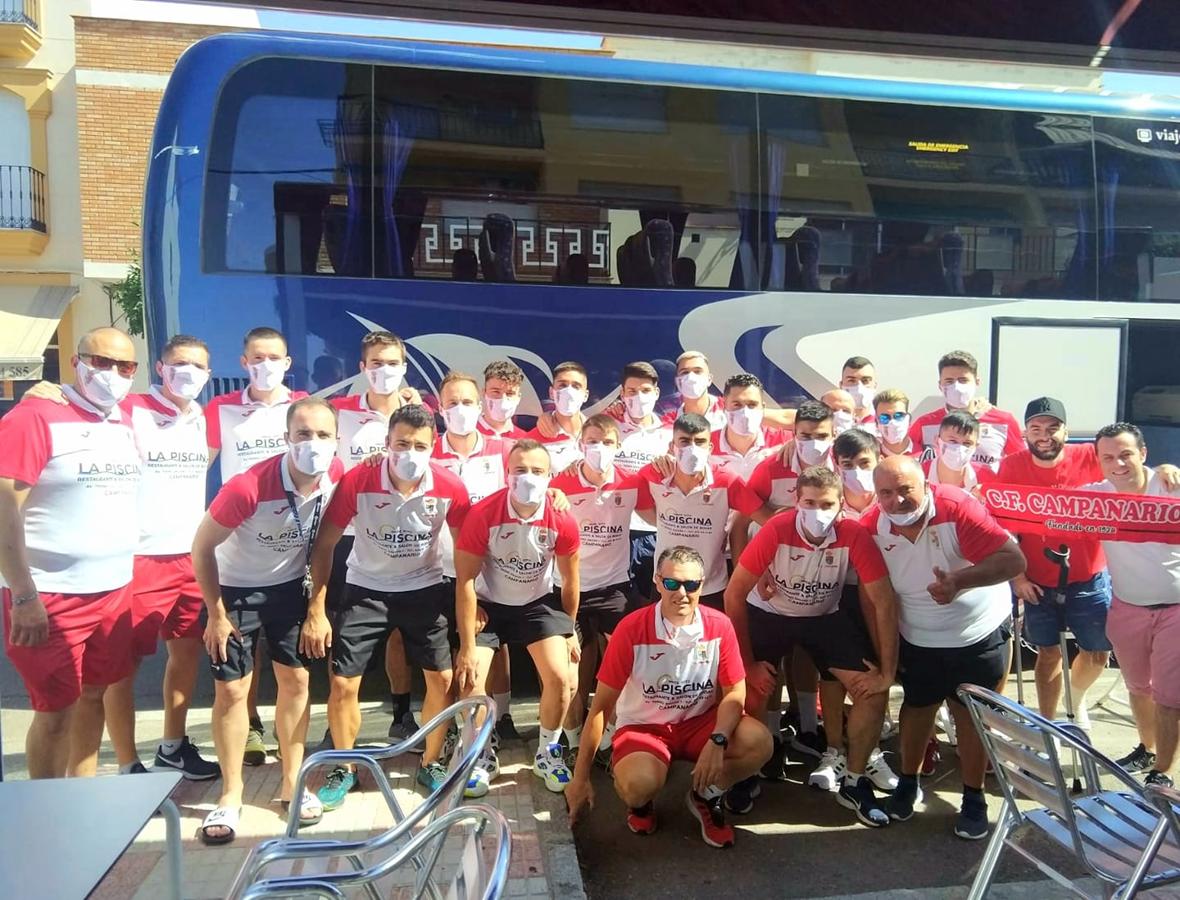 El ascenso a Tercera División del CF Campanario ha traido grandes alegrías no solo para el equipo, sino también para todo un pueblo, cuya afición ha estado volcada, en las buenas y en las malas. Un apoyo incondicional que ha dejado en esta última semana imágenes para el recuerdo. ¡Vamos Campa!