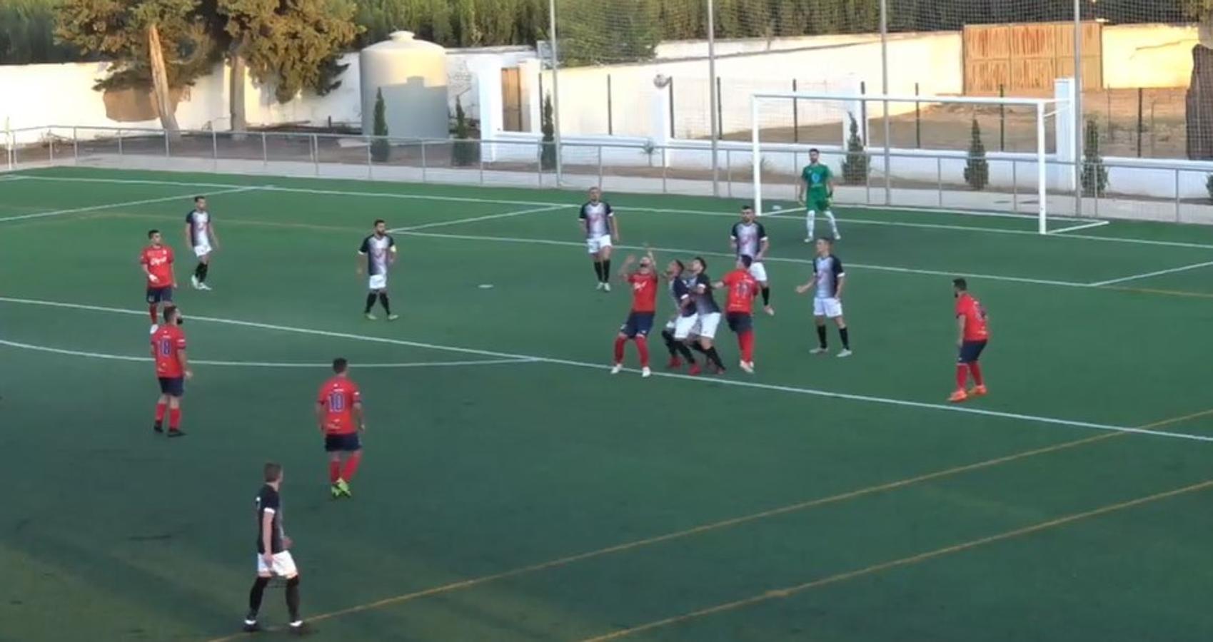 El ascenso a Tercera División del CF Campanario ha traido grandes alegrías no solo para el equipo, sino también para todo un pueblo, cuya afición ha estado volcada, en las buenas y en las malas. Un apoyo incondicional que ha dejado en esta última semana imágenes para el recuerdo. ¡Vamos Campa!