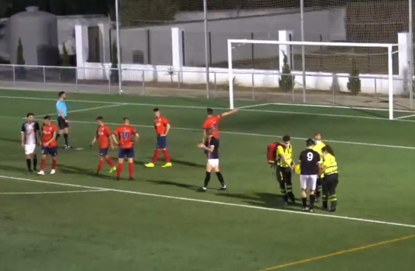 El ascenso a Tercera División del CF Campanario ha traido grandes alegrías no solo para el equipo, sino también para todo un pueblo, cuya afición ha estado volcada, en las buenas y en las malas. Un apoyo incondicional que ha dejado en esta última semana imágenes para el recuerdo. ¡Vamos Campa!