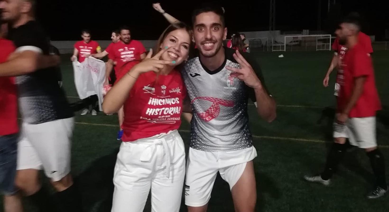 El ascenso a Tercera División del CF Campanario ha traido grandes alegrías no solo para el equipo, sino también para todo un pueblo, cuya afición ha estado volcada, en las buenas y en las malas. Un apoyo incondicional que ha dejado en esta última semana imágenes para el recuerdo. ¡Vamos Campa!