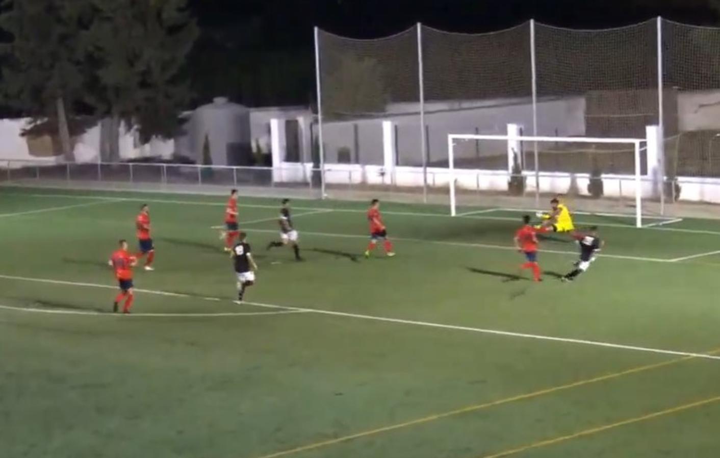 El ascenso a Tercera División del CF Campanario ha traido grandes alegrías no solo para el equipo, sino también para todo un pueblo, cuya afición ha estado volcada, en las buenas y en las malas. Un apoyo incondicional que ha dejado en esta última semana imágenes para el recuerdo. ¡Vamos Campa!